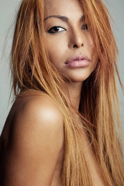 Жалаңаш әйел киім үтіктеп жатыр.