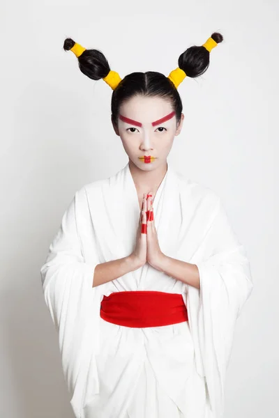 Asiatisk kvinna i vit kimono — Stockfoto