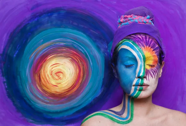 Portrait de femme avec maquillage multicolore — Photo