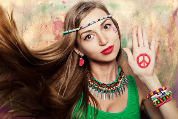 Hippie-Frau im grünen Tank-Top — Stockfoto