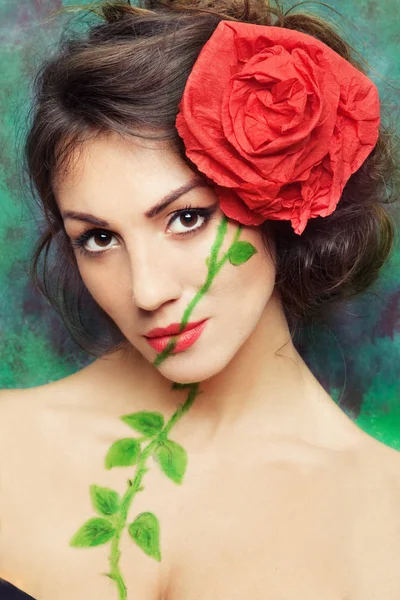 红玫瑰在头发的女人 — 图库照片