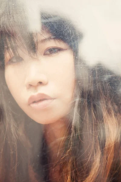 Чувственная японская девушка за стеклом — стоковое фото