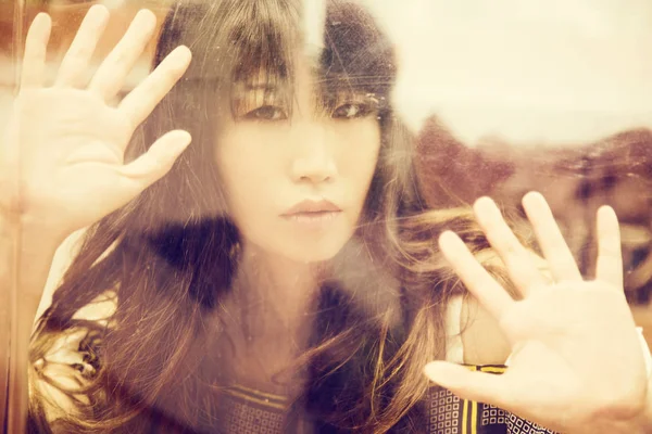 Sensual japanese girl behind glass — Stock Photo, Image