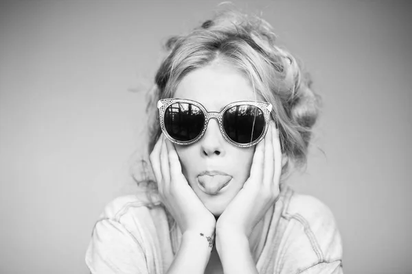 Portrét ženy v slunečních brýlích Stock Fotografie