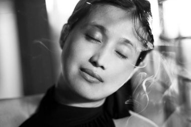 Camda eğilerek kadın 