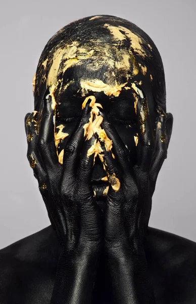Femme avec de la peinture dorée sur la peau — Photo