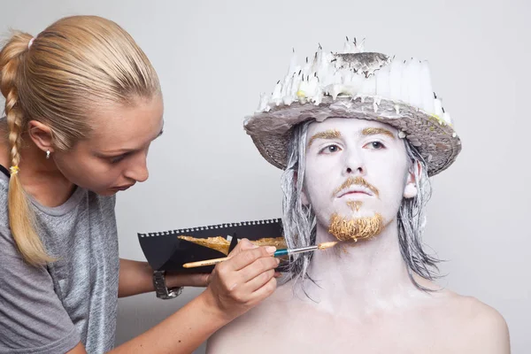 Makeupartist tillämpa makeup på man — Stockfoto