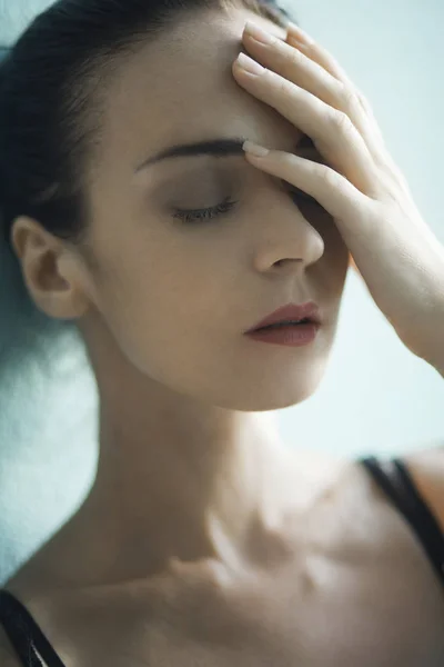 Mulher com dor de cabeça — Fotografia de Stock