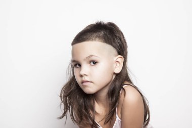 Modern saç kesimi ile Asyalı kız