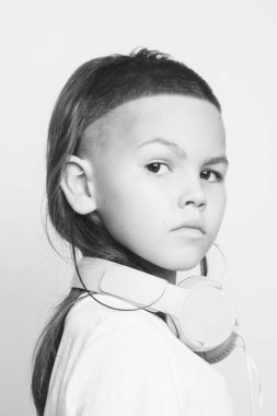 Kulaklığımda modern saç kesimi ile kız