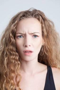 Anlık görüntüsünü kıvırcık saçlı genç modeli