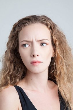 Anlık görüntüsünü kıvırcık saçlı genç modeli