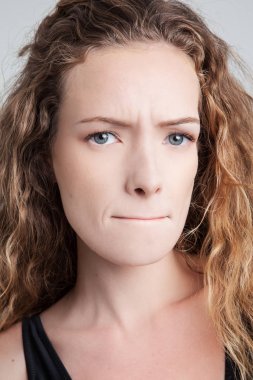 Anlık görüntüsünü kıvırcık saçlı genç modeli