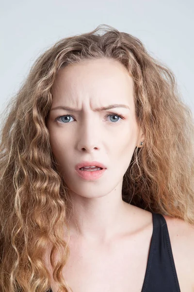 Anlık görüntüsünü kıvırcık saçlı genç modeli