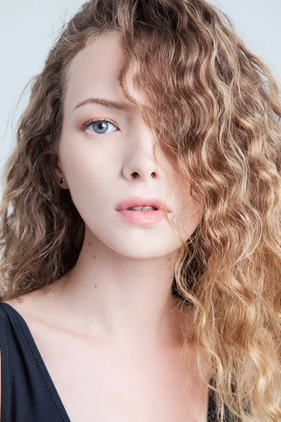 Schnappschuss von jungem Model mit lockigem Haar — Stockfoto