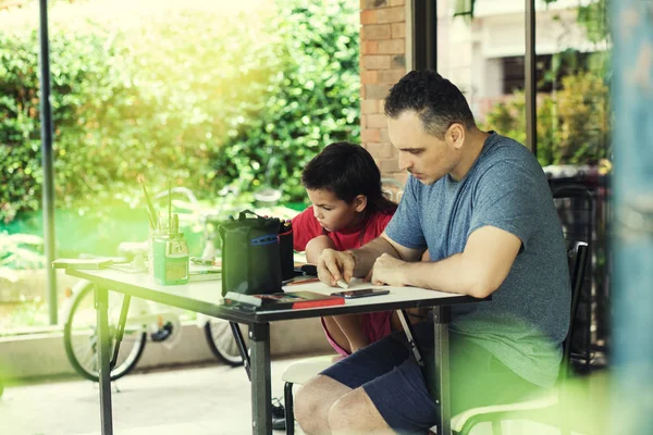 Dad and daughter drawing together — Stock Photo, Image