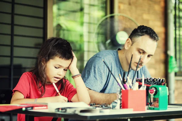 Dad and daughter drawing together — Stock Photo, Image