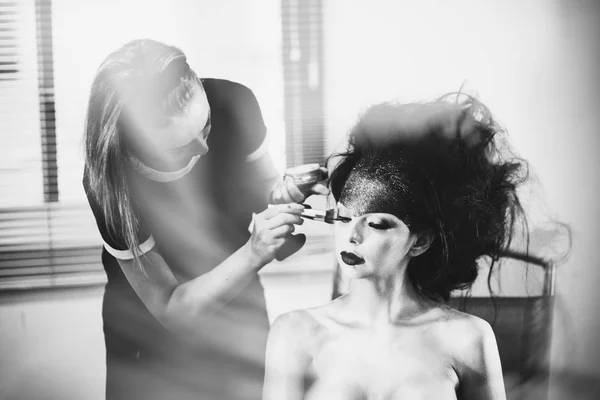 Maquillaje artista con modelo —  Fotos de Stock