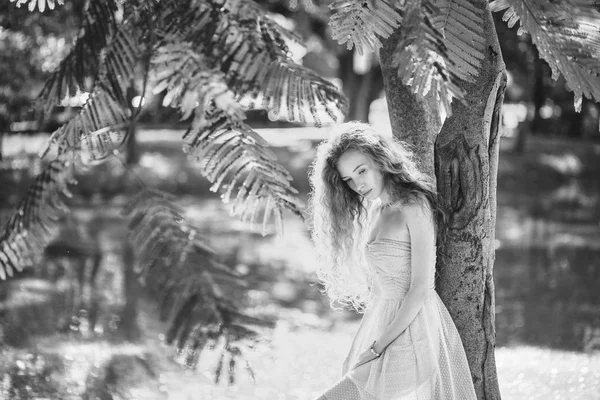 A mulher com cabelo encaracolado andando no parque de outono — Fotografia de Stock