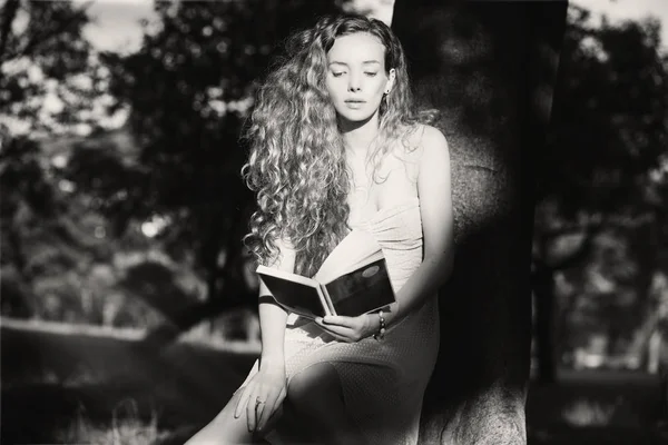 Mujer Con Pelo Rizado Leyendo Libro Parque Otoño — Foto de Stock