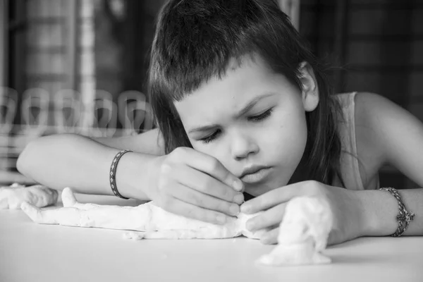 Сосредоточенная Маленькая Девочка Делает Керамику Человеческая Статуя Сидя Столом — стоковое фото
