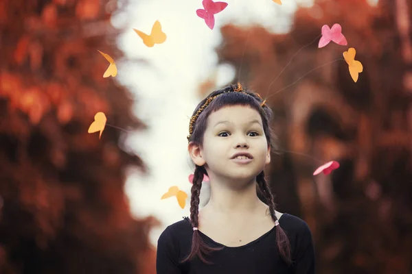 Portrét Roztomilá Holčička Podzimním Parku Barevné Motýly — Stock fotografie