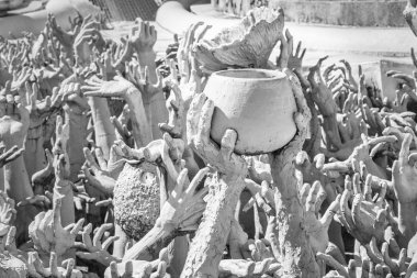 Chiang Rai, Tayland - 5 Aralık 2017: Budist Wat Rong Khun, insan heykelleri beyaz Tapınağı'nda eller 