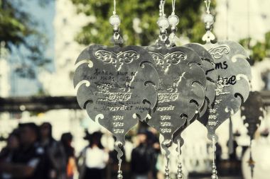 Chiang Rai, Tayland - Aralık, 2017: Wat Rong Khun, Beyaz Tapınak, dilek ve düşünceler için gümüş metal yaprak dekore edilmiş
