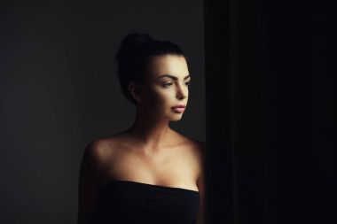 siyah arka plan üzerine genç esmer kadın portresi