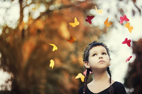 Πορτρέτο Του Χαριτωμένο Μικρό Κορίτσι Φθινόπωρο Πάρκο Πολύχρωμες Πεταλούδες — Φωτογραφία Αρχείου