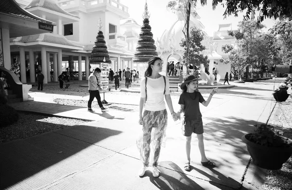 Donna Bambina Che Camminano Nel Giardino Del Tempio Bianco Thailandia — Foto Stock