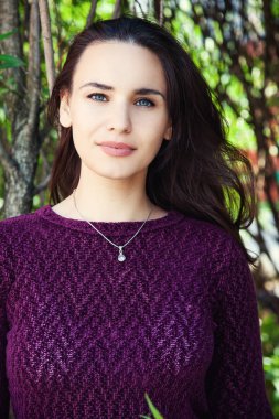 Esmer güzel bir kadının portresi.