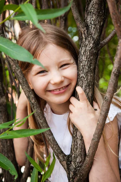 Портрет Усміхненої Дівчини Біля Дерев Саду — стокове фото
