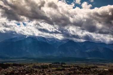 Dağları ve bulutları olan güzel bir manzara