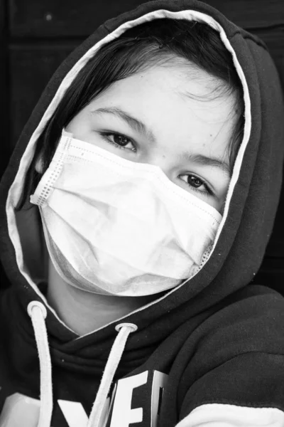 Портрет Девушки Стоящей Медицинской Маске — стоковое фото