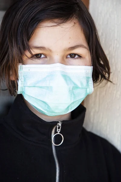 Портрет Дівчини Стоїть Медичній Масці — стокове фото