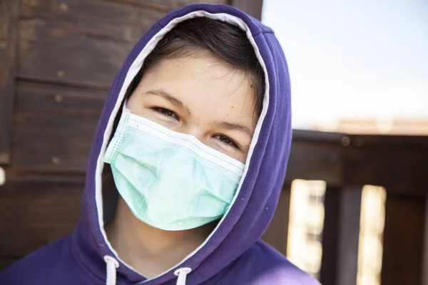 Porträt Eines Mädchens Mit Medizinischer Maske — Stockfoto