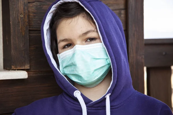 Porträt Eines Mädchens Mit Medizinischer Maske — Stockfoto