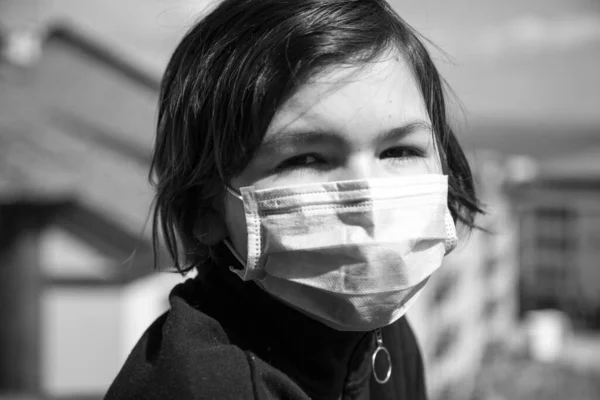 Портрет Дівчини Стоїть Медичній Масці — стокове фото