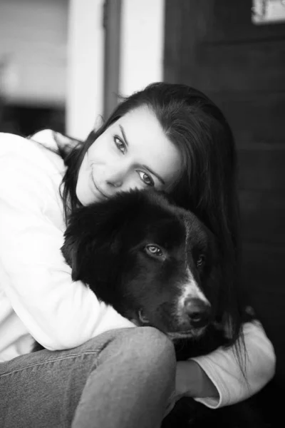 Retrato Mulher Bonita Com Cão — Fotografia de Stock