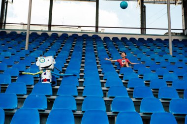  büyük bebek ile sandalyelere oturan çocuk 