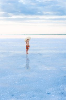 Mavi üzerinde duran çocuk düz renkli