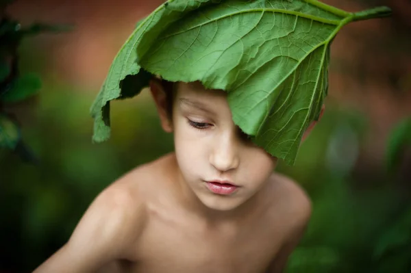 Ragazzo con foglia sulla testa — Foto Stock