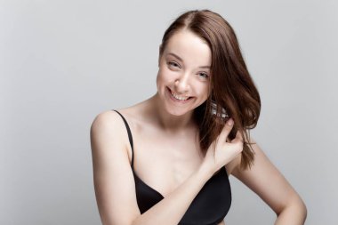 Genç esmer siyah sütyen