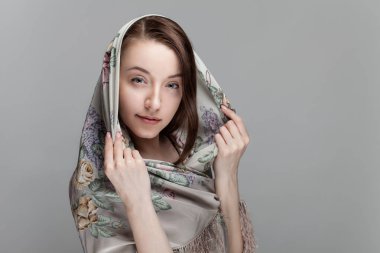 Stüdyo portre bir fular güzel bir esmer kız.