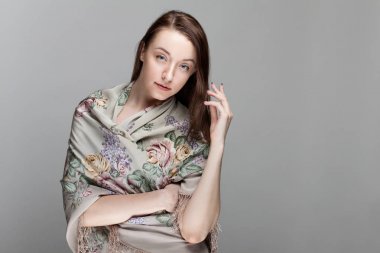 Stüdyo portre bir fular güzel bir esmer kız.