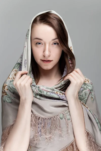 Studio portret van een prachtige brunette meisje in een bandana. Stockfoto