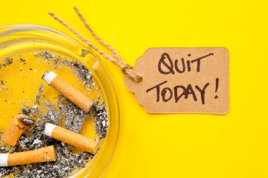 Sigara içmek yasak - zaman Quit - kül tablası ve Sarı zemin üzerine el yazısı etiket