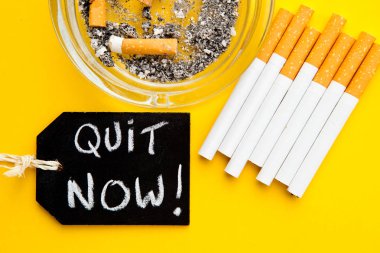 Sigara içmek yasak - zaman Quit - sigara, kül tablası ve Sarı zemin üzerine el yazısı yazı tahtası ile