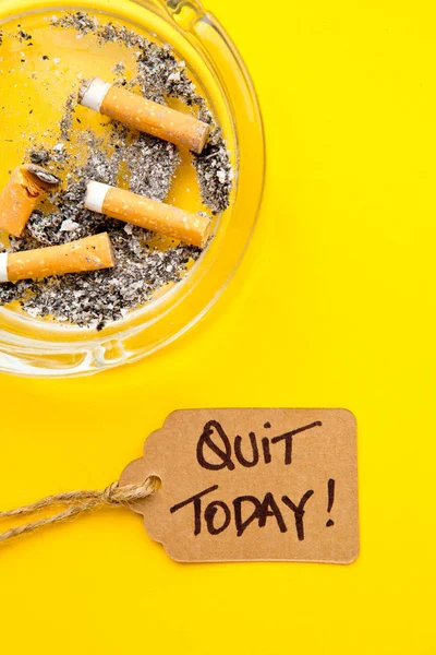 Proibido fumar - Tempo para encerrar - com cinzeiro e etiqueta manuscrita no fundo amarelo — Fotografia de Stock